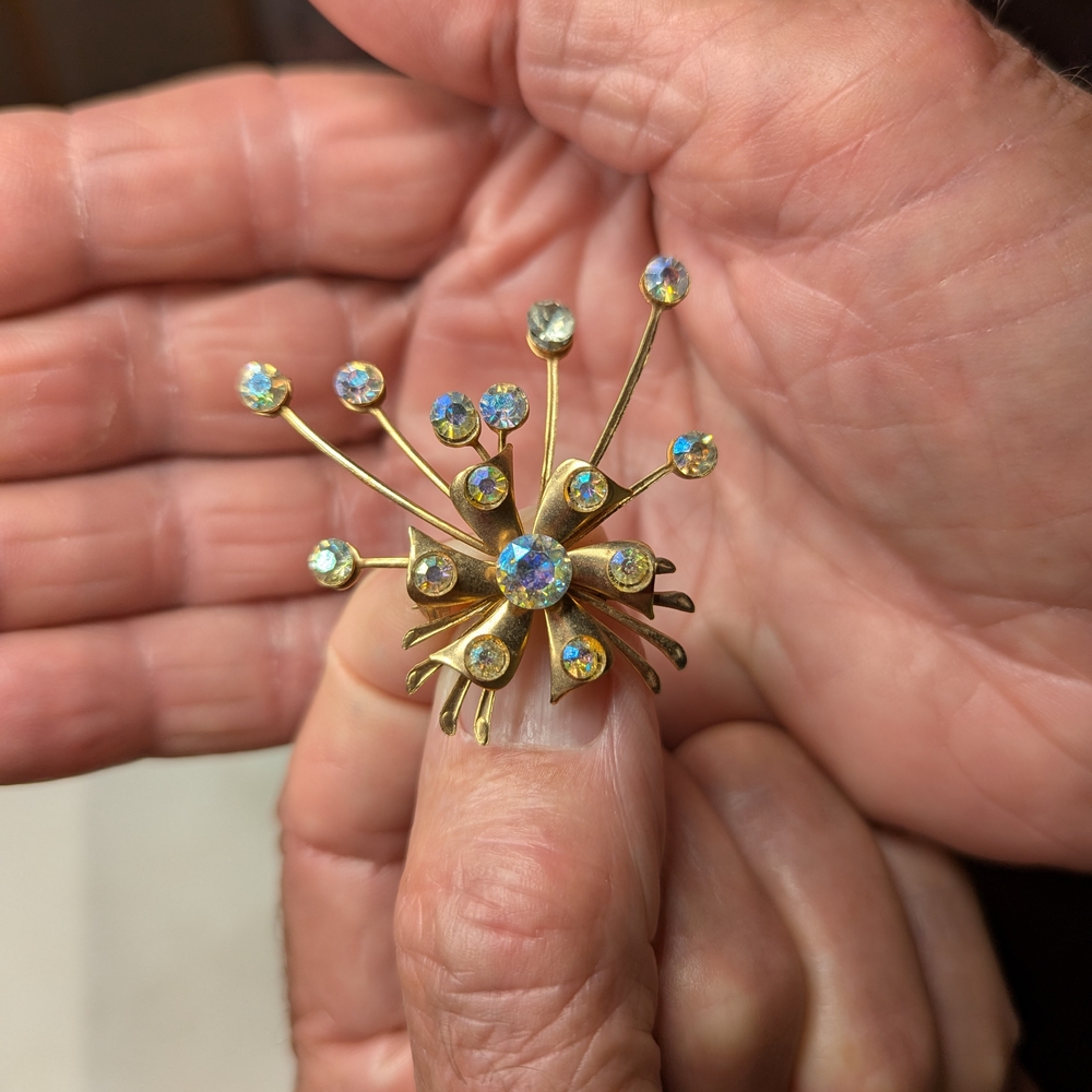 Elegant Goldtone Aurora Borealis Crystal Vintage Brooch - Picture 4 of 6